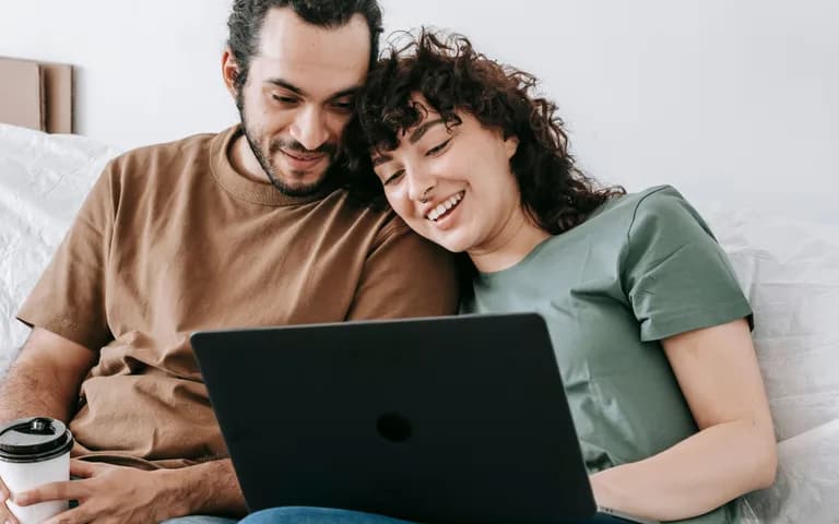 Casal cuidando das finanças juntos